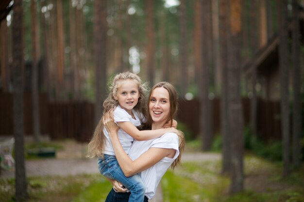 Mãe e filha felizes se divertindo na natureza