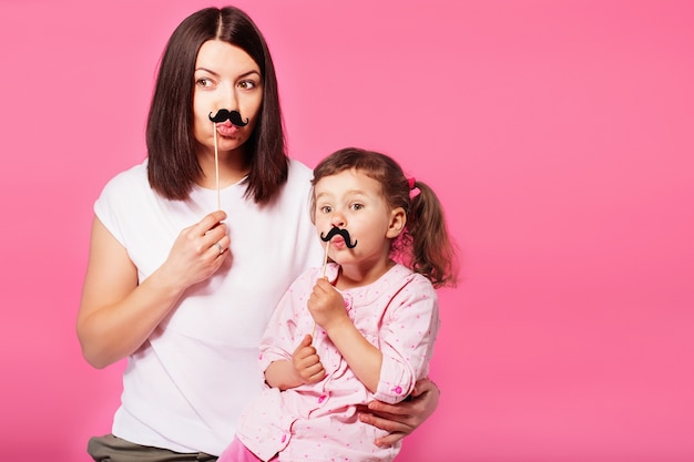 Foto mãe e filha filha com acessórios de papel