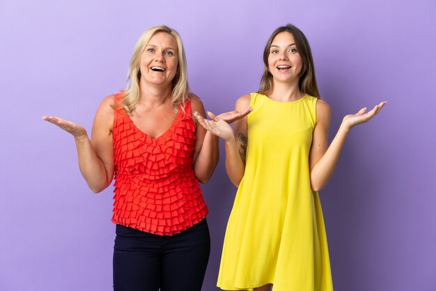 Mãe e filha isoladas em roxo