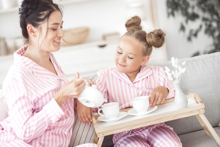 Mãe e filha juntas em casa se divertindo