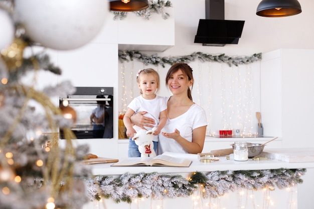 Mãe e filha juntas na cozinha