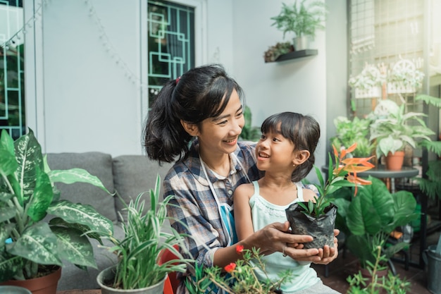 Mãe e filha juntos de jardinagem