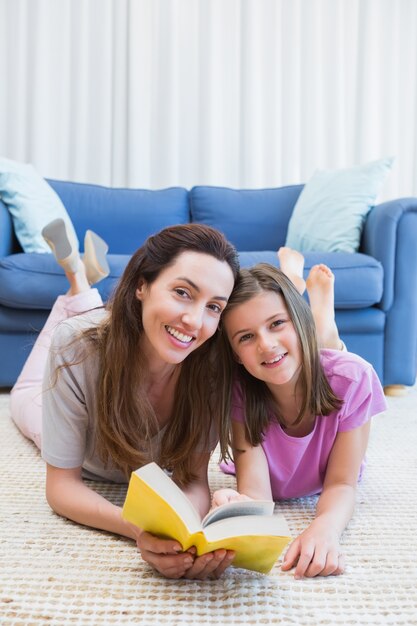 Mãe e filha lendo no chão