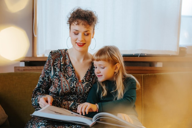 Mãe e filha lendo um livro