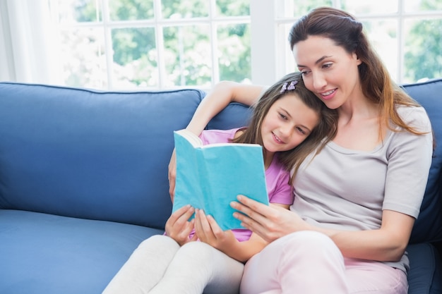 Mãe e filha lendo um livro