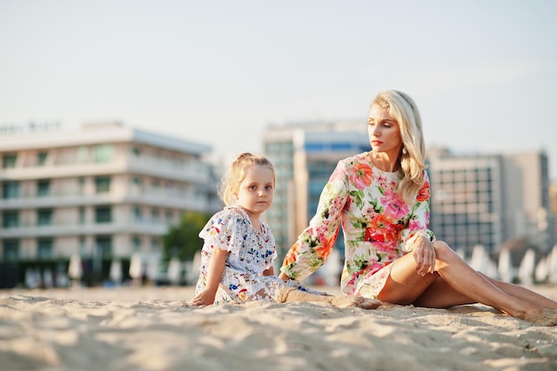 Mãe e filha linda se divertindo na praia Retrato de mulher feliz com menina bonitinha de férias