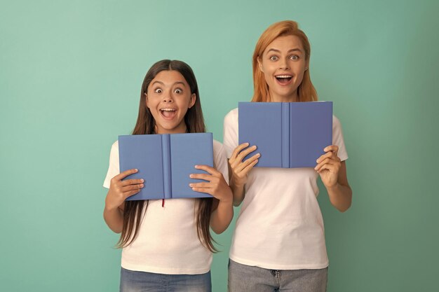 Foto mãe e filha mantêm amizade de livros de volta à educação infantil