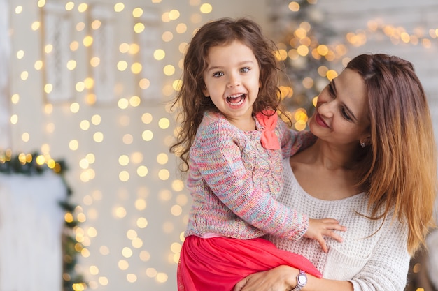 Mãe e filha menina jogar em casa