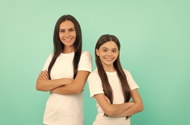 Mãe e filha na camisa branca feliz infância e maternidade conceito de amizade feliz dia da família retrato adolescente menina com valores familiares da mãe e união sorriso positivo