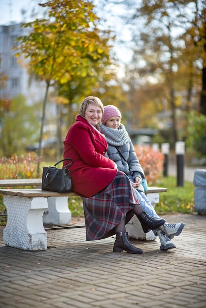 Mãe e filha na cidade de outono