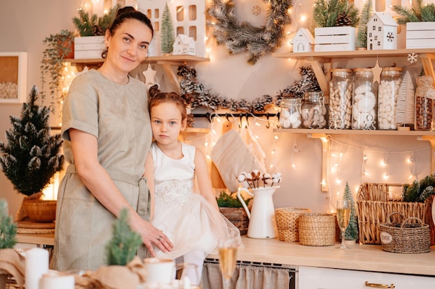 Mãe e filha na cozinha decorada para o ano novo