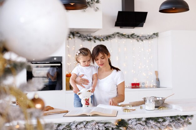 Mãe e filha na cozinha em casa no ano novo