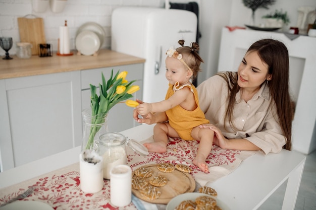 Mãe e filha na cozinha preparando biscoitos caseiros