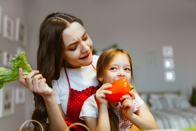 Mãe e filha na cozinha