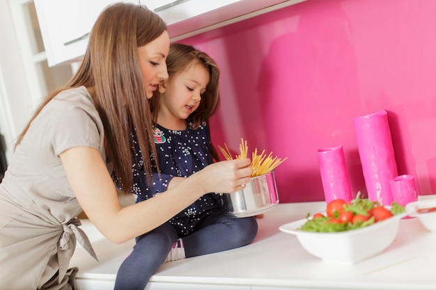 Mãe e filha na cozinha