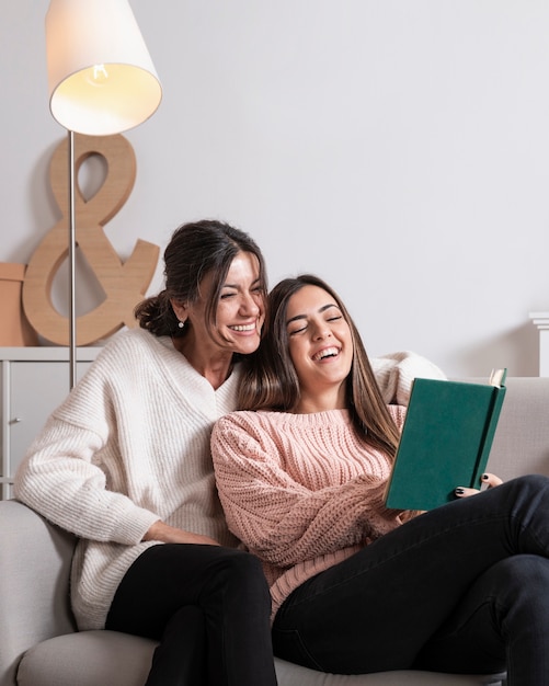 Foto mãe e filha na leitura do sofá