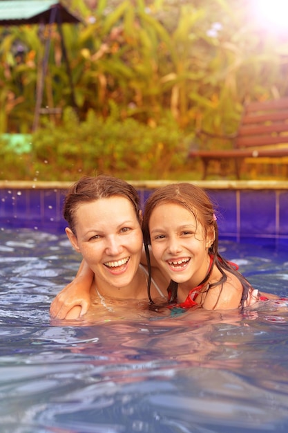 Mãe e filha na piscina