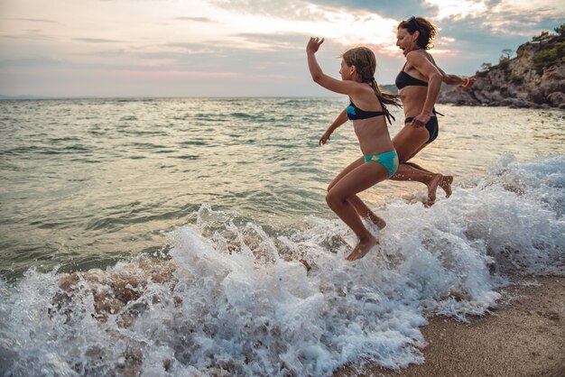 Mãe e filha na praia