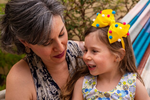 Mãe e filha na rede de balanço