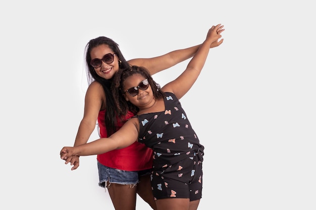 Mãe e filha negras com cabelo afro em foto de estúdio com fundo branco para corte