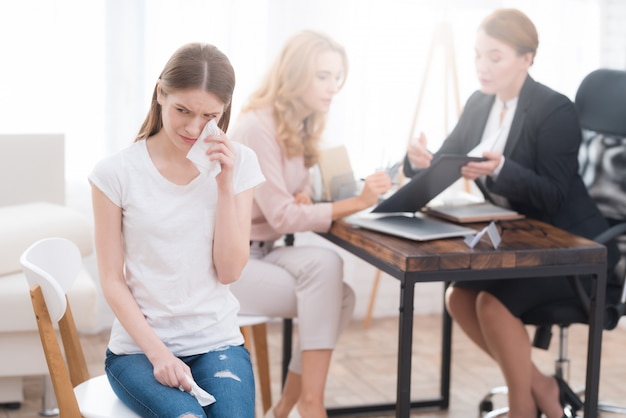 Mãe e filha no escritório do psicólogo.