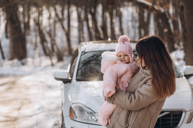 mãe e filha no fundo de um jipe branco no inverno