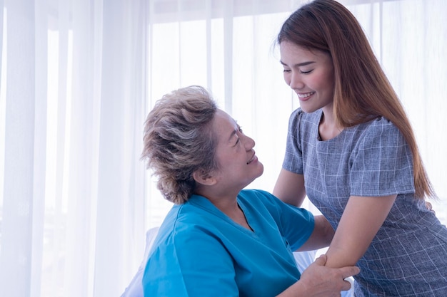 mãe e filha no hospital