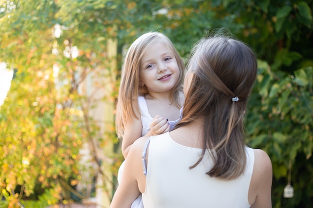 Mãe e filha no jardim no verão