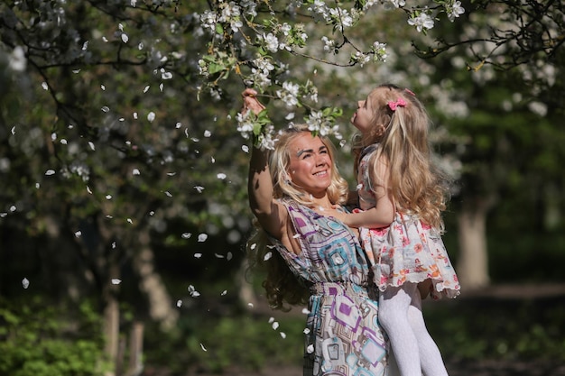 Mãe e filha no jardim