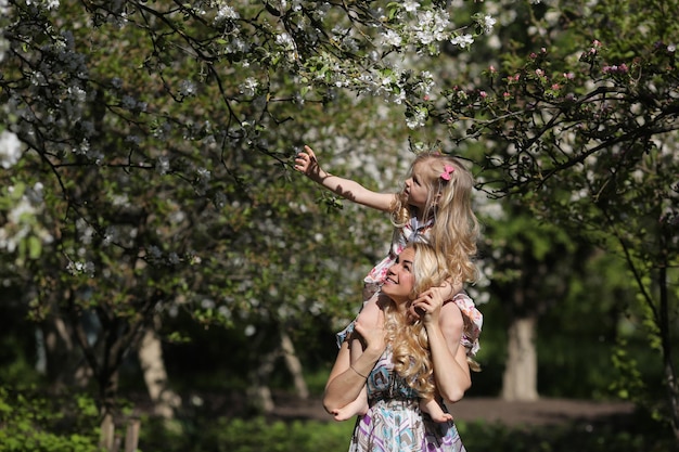 Mãe e filha no jardim