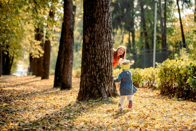 Mãe e filha no parque outono