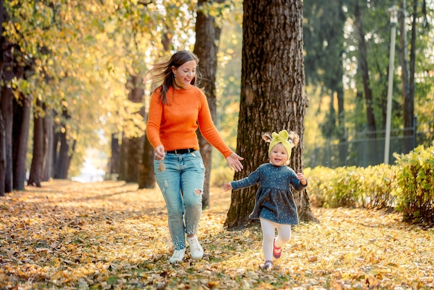 Mãe e filha no parque outono