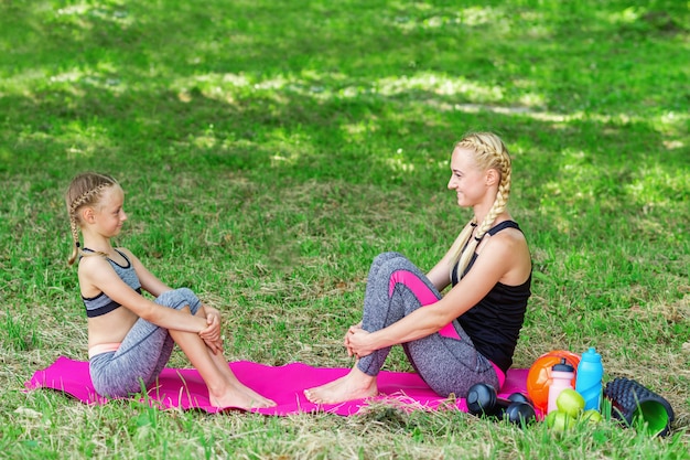 Mãe e filha no parque público.