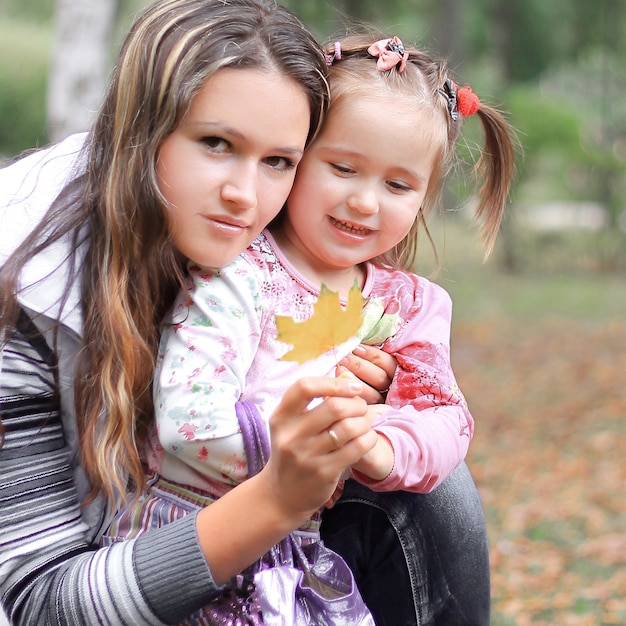 Mãe e filha no parque