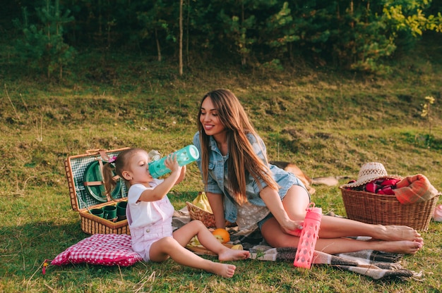 mãe e filha no piquenique