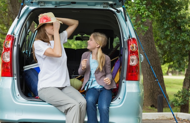 Mãe e filha no porta-malas do carro