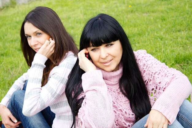 Mãe e filha no telefone