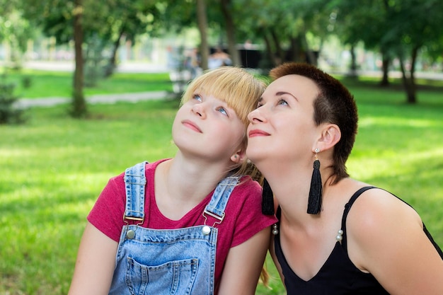 Mãe e filha olham para cima