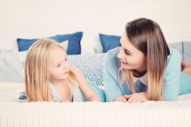 Mãe e filha olhando uma para a outra. Família feliz