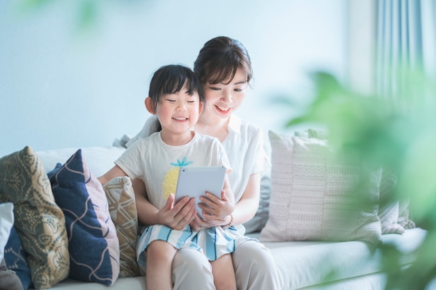 Mãe e filha operando um tablet