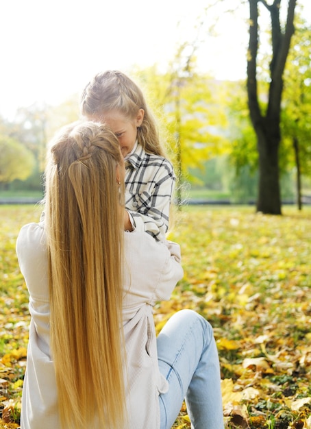 Mãe e filha passam tempo juntas no parque outono