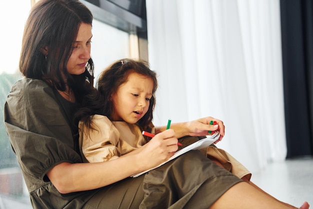 Mãe e filha passando tempo juntos em casa