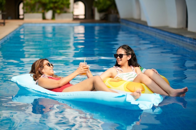 Mãe e filha passando tempo na piscina