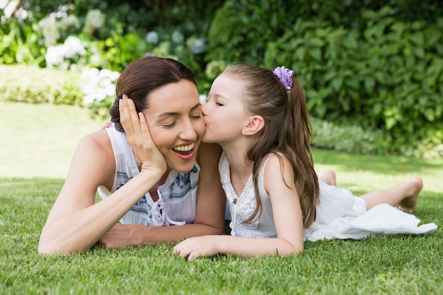 Mãe e filha passando tempo