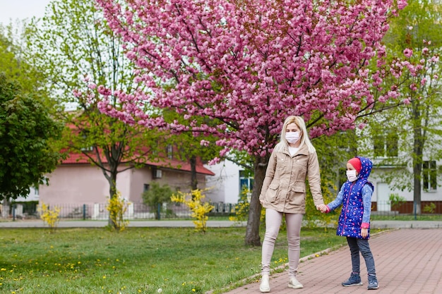 mãe e filha pequena usando máscara para evitar o crepúsculo pm 2.5 poluição do ar ruim no convés da cidade 2020.