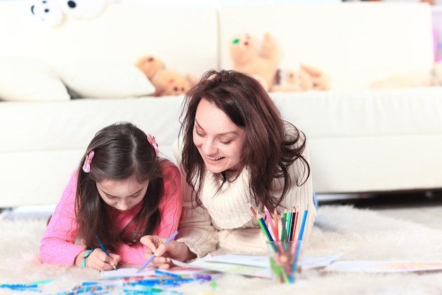 Foto mãe e filha pintam a imagem o conceito de educação