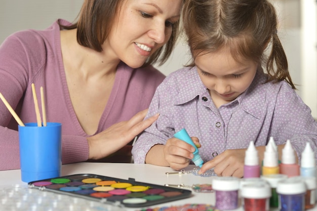 Mãe e filha pintando