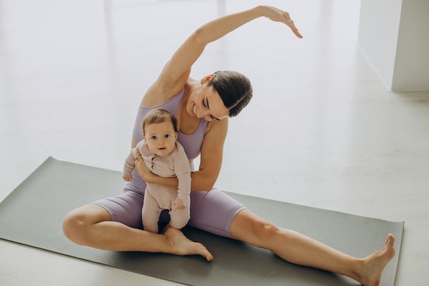 Mãe e filha praticando ioga em casa