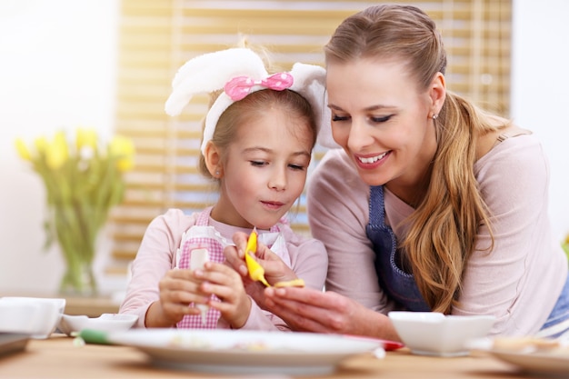 mãe e filha preparando biscoitos na cozinha