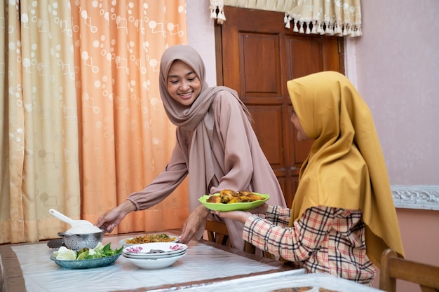 Mãe e filha preparando comida para iftar quebram o jejum